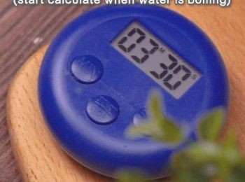 step2: 水滾後3分半鐘熄火
Start calculate when water is boiling. Heat the eggs for 3.5 minutes.