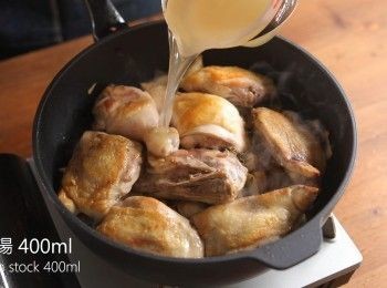 step3: 將雞肉重新放回後，加入義式綜合香料、雞高湯，燉煮約15分鐘。