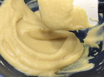 step3: 加白糖，小火翻炒，炒到大概這種質地即可