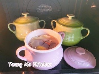 step2: 所有材料平均分配於3個燉盅內。(除杞子外)
注入熱水。共燉約3.5-4小時。杞子於最後半小時才落。