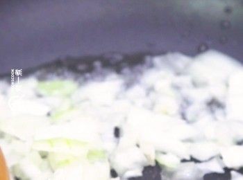 step2: 用橄欖油慢火爆香洋蔥
Stir fry onion with olive oil over low heat until fragrant.
