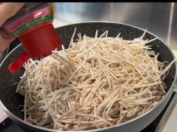 step5: 熄火後，加入芋絲，再加入鹽、糖、蠔油、五香粉胡椒粉調味並拌勻。