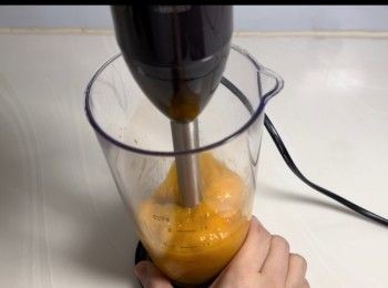 step2: 將芒果攪拌成200毫升的芒果蓉。