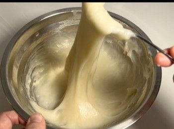 step6: 蒸熟後，趁熱加入菜油，並且用叉子順方向快速攪拌，直至糯米皮變得煙靭和有光滑。