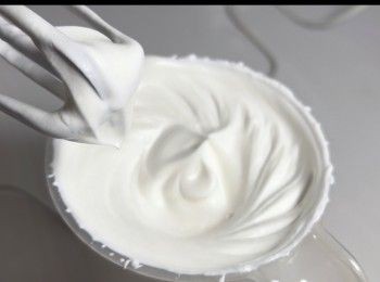 step8: 將淡忌廉加入30克的砂糖，打至7至8分發泡。提起打蛋器，可以見到忌廉呈現柔軟的小尖頭。