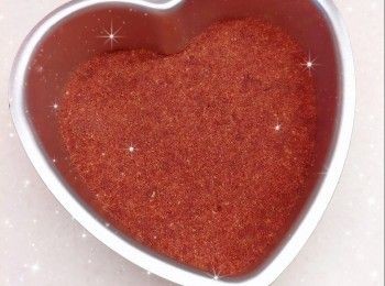 step4: 最後，加入忌廉芝士（分4-5次，每次加入忌廉鮮奶後，必需攪拌至完全混合，才可再次加入忌廉鮮奶；否則忌廉芝士容易起顆粒）攪拌至完全均勻（呈現順滑光澤的狀態；如有少許顆粒，可將蛋糕漿過箍） 2. 然後倒在已凝結成形的<span class="group_2">餅底</span>上，在已墊枱布的桌面上輕搞，震出大氣泡 3. 蓋上保鮮紙，放進雪櫃冷藏至少2小時至凝固