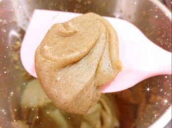 step10: 然後將芋泥粉團分成10等份（大概65-70 g），搓成橢圓形