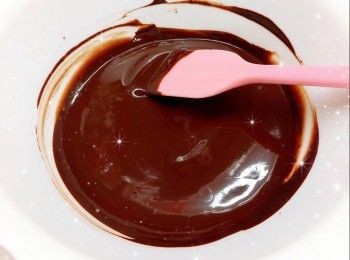 step1: <span class="group_1">朱古力脆脆</span>： 1. 將黑朱古力用熱水坐溶（亦可用微波爐加熱1.5分鐘成朱古力醬；朱古力加熱不可超過50°，否則會變質而失去光澤） 2. 加入牛油（牛油先用熱水坐溶／用微波爐加熱至溶化成牛油溶液），拌勻，放涼