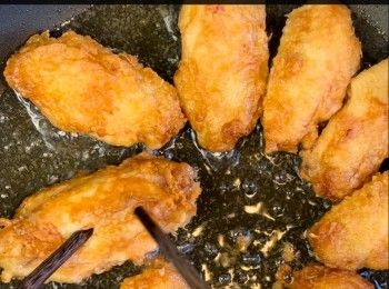 step5: 燒熱油，用中小火煎炸<a href="https://bit.ly/3zHU5V3" target="_blank" data-keyword="雞翼" class="guide-link"><strong>雞翼</strong></a> <span style="display:inline-block;vertical-align:middle;margin-top:-3px;color:initial;border-radius:3px;padding:2px 3px;font-size:12px;line-height:14px;background:#87d300;color:#fff;">即買</span> ，先煎有雞皮的一面，每邊煎約5分鐘至<a href="https://bit.ly/3zHU5V3" target="_blank" data-keyword="雞翼" class="guide-link"><strong>雞翼</strong></a> <span style="display:inline-block;vertical-align:middle;margin-top:-3px;color:initial;border-radius:3px;padding:2px 3px;font-size:12px;line-height:14px;background:#87d300;color:#fff;">即買</span> 全熟即成。
Heat oil, pan fry chicken wings skin side down in the pan over medium low. Cook about 5 minutes each side. Poke the chicken wings with the tip of the chopstick and if the juices run clear, the wings are done.