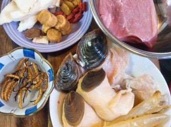 step1: 瘦肉汆水後切塊。乾螺頭浸至軟身後剪成小塊備用。其他材料洗淨備用。急凍螺頭洗淨, 放入滾水中, 加入數片薑片汆水，汆水後剪開並清走內臟，再用冷水洗淨;薄花膠洗淨後也汆水。其他材料清洗乾淨備用。