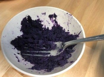 step2: 紫色番薯蒸熟、去皮，再壓成泥；開心果拍碎。