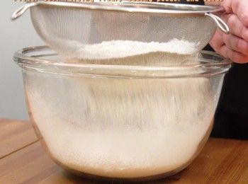 step1: 將自發粉丶發粉和鹽過篩
Filter self-raising flour, baking powder and salt.
