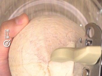 step1: 椰皇翻轉（即尖頂向下），拿著重物在底部繞圈敲打，就可以打開椰皇
Turn the coconut king upside down. Hit the bottom of the coconut king in a circle with heavy object to open it.