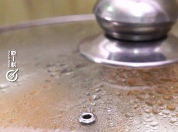 step6: 隔水大火蒸30分鐘，再留在鍋內焗15-30分鐘至凝固即成
Steam over high heat for 25 minutes. Leave in the pot for 15-30 minutes until the mixture is set.