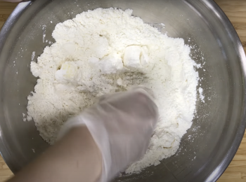 step1: 低筋麵粉過篩，加糖和梳打粉，拌勻，加入牛油，搓揉拌勻