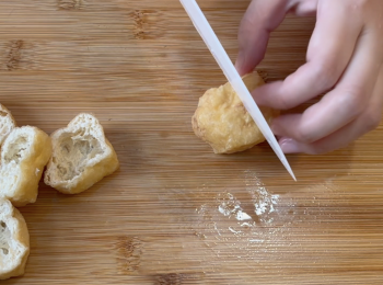 step3: 先用熱水洗一洗豆卜表面的油，壓一壓豆卜，壓掉多餘水份，將豆卜切半