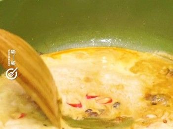 step6: 下椰奶、椰糖及指天椒，煮至滾起
Add in coconut milk, cocount sugar and chili pepper. Bring to a boil.