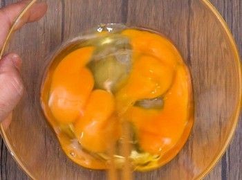 step3: 雞蛋加1.2倍雞湯拂勻
Whisk eggs with 1.2 times of chicken broth.