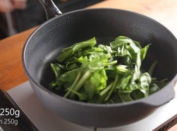 step2: 將大蒜爆香後加入菠菜炒熟。