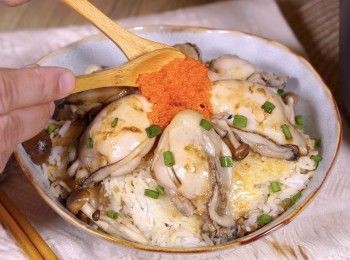 step4: 烹煮完後成後，灑上蔥花，再將飯、蠔及本菇盛在碗內
灑上蟹籽，淋上甜豉油享用