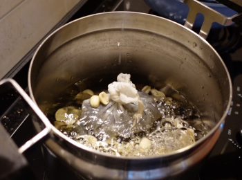 step4: 將桑寄生放入煲湯袋，除了片糖和雞蛋外，將其他材料放入真空鍋加水，大火煮沸，轉小火煮15分鐘，將真空內鍋放入外鍋，焗1-1.5小時。