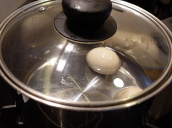 step3: 雞蛋洗淨，煮熟剝殼