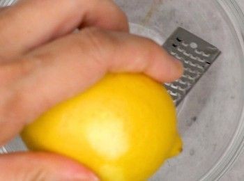 step5: 檸檬用刨刨出黃色最外層，然後榨汁，如不夠可加樽裝檸檬汁
Zest then juice a lemon.