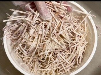 step3: 將芋頭刨皮、刨成幼絲備用。