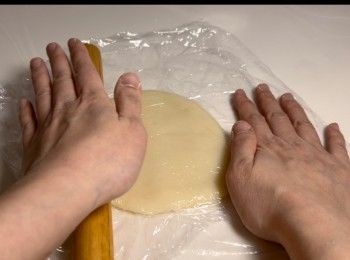 step8: 降溫後，將糯米皮取出，然後平均分成三份。每份糯米皮均用保鮮紙隔住，用麵粉轆轆擀薄。