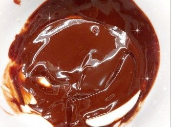 step1: <span class="group_1">朱古力脆脆</span>： 1. 將黑朱古力用熱水坐溶（亦可用微波爐加熱1.5分鐘成朱古力醬；朱古力加熱不可超過50°，否則會變質而失去光澤） 2. 加入牛油（牛油先用熱水坐溶／用微波爐加熱至溶化成牛油溶液），拌勻，放涼