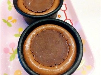 step11: <span class="group_4">黑朱古力淋醬</span>： 1. 將黑朱古力用熱水坐溶（亦可用微波爐加熱1.5分鐘成朱古力醬；朱古力加熱不可超過50°，否則會變質而失去光澤） 2. 淡忌廉用微波爐加熱10秒至微暖，加入黑朱古力醬，拌勻至黑朱古力滑身（呈令面），放涼／放進雪櫃冷藏至所需的濃稠度 3. 然後將淋醬加入唧袋，沿著蛋糕邊緣慢慢唧出適量的淋醬 4. 讓朱古力淋醬緩緩流下，自然滴落 5. 再將剩下的淋醬唧滿整個蛋糕表面（由外圍打圈唧至中心），放進雪櫃冷藏至凝固