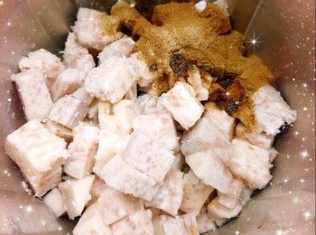 step7: 芋頭去皮，洗淨，切小段蒸熟，用攪拌機打成芋泥，加入鹽、糖、五香粉、胡椒粉、麻油（需趁熱），搓勻至調味料溶合