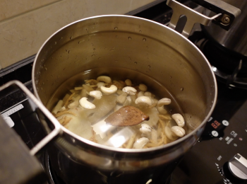 step4: 將所有材料放入真空鍋，加水，大火煮沸，轉小火煮30分鐘，放入外鍋，蓋蓋焗2-3小時