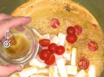 step7: 入腸粉、蝦、車厘茄和魚露
Add in steamed rice-flour roll sections, shrimps, cherry tomatoes and fish sauce.