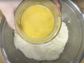 step2: 加牛奶、蛋液和檸檬汁，拌勻
