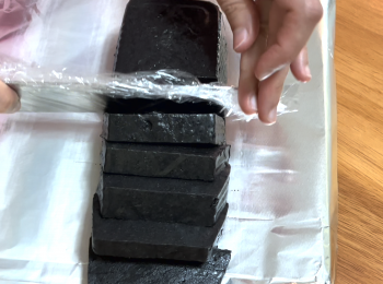step5: 黑芝麻糕放涼後脫模再切片