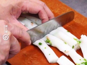 step2: 腸粉切段
Section steamed rice-flour roll.