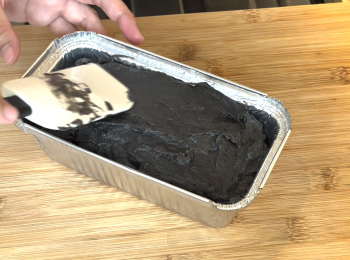 step4: 趁熱倒進已抹油的錫紙兜，抹平表面，水煮沸後中火蒸30分鐘