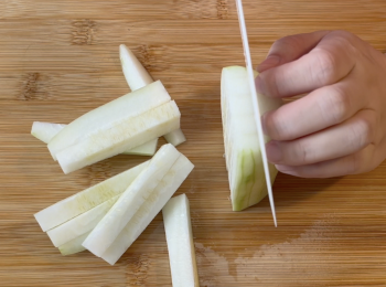 step2: 洗淨節瓜後削皮，切條