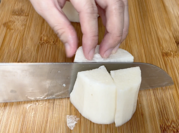 step4: 淮山清洗乾淨，削皮切塊