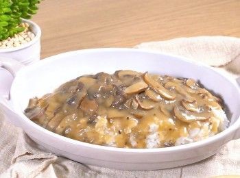 step5: 滾起後淋在白飯上享用
Serve with rice.