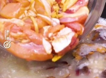 step4: 下雞件，中火煲2分鐘至滾起
Add in chicken pieces. Boil over medium heat for 2 more minutes.