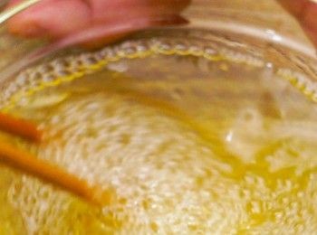 step2: 將蛋白、水、鹽及餘下的花雕拌勻，
Mix well egg white, water, sale and remained Huadiao wine.