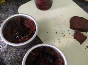 step3: 將朱古力蛋糕切塊砌入蛋糕模內，塞生朱古力軟心后塞朱古力蛋糕封頂壓實