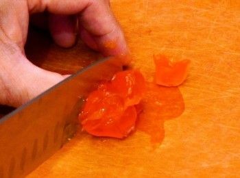 step2: 鹹蛋分開蛋白及蛋黃，蛋黃切粒
Separate the egg yolk and egg white of salty egg. Dice the egg yolk.