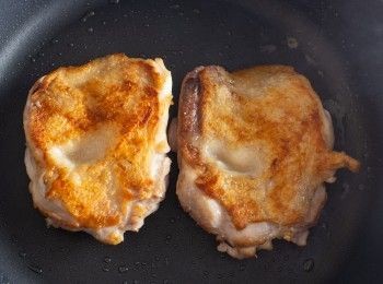 step2: 接著將雞腿肉以皮朝下的方式煎出油脂後，再切(剪)成小塊狀。