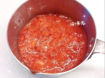 step2: 將士多啤梨（8粒※去蒂90 g）洗淨，用攪拌機打成士多啤梨茸（如想保留少許顆粒，只需打大概5-6下，不需打成茸）