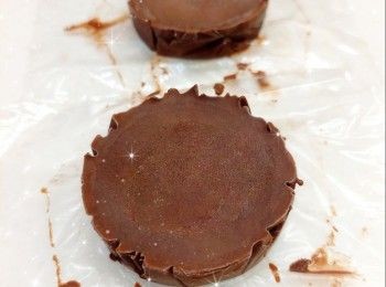 step6: <span class="group_2">朱古力流心餡</span>： 1. 將黑朱古力用熱水坐溶（亦可用微波爐加熱1.5分鐘成朱古力醬；朱古力加熱不可超過50°，否則會變質而失去光澤） 2. 鮮奶用微波爐加熱10秒至微暖，加入黑朱古力醬，拌勻至黑朱古力滑身（呈令面） 3. 然後倒入模具中（先舖上保鮮紙；模具需比蛋糕模小1.5倍），放進冰格冷凍，備用