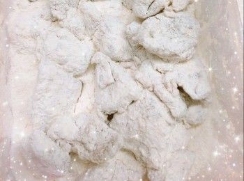 step3: 蒜鹽和粟粉混合，拌勻 2. 將雞腿肉均勻的沾上已混合的蒜鹽和粟粉（可用保鮮盒進行此步驟，將雞腿肉、蒜鹽和粟粉放入保鮮盒，搖勻，即可，此方法既方便且能快速和均勻的沾上蒜鹽和粟粉）