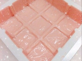 step6: <span class="group_2">朱古力脆皮外層</span>： 1. 將白朱古力用熱水坐溶（亦可用微波爐加熱1.5分鐘成朱古力醬；朱古力加熱不可超過50°，否則會變質而失去光澤） 2. 再將適量的紅色食用色素加入已坐溶的白朱古力醬中，攪拌至完全均勻 3. 先在模具均勻的塗上一層朱古力溶液，放進雪櫃冷藏約10-15分鐘至凝固（必需待完全凝固，才可再塗第2層） 4. 最後，塗上第2層朱古力溶液，再放進雪櫃冷藏至凝固，備用